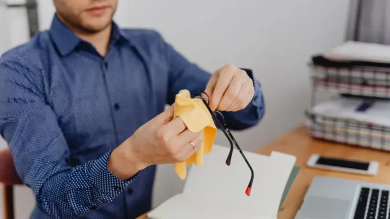 Brille reinigen: Richtig putzen, mit und ohne Ultraschall